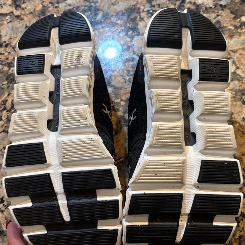 On Cloud sneakers women’s size 8.5 - Picture 7 of 9